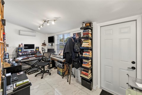 House in Hallandale Beach, Florida 2 bedrooms, 78.41 sq.m. № 2003383 - photo 16