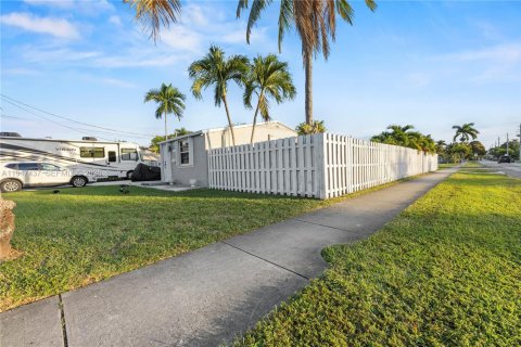House in Hallandale Beach, Florida 2 bedrooms, 78.41 sq.m. № 2003383 - photo 25