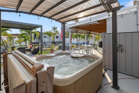 House in Hallandale Beach, Florida 2 bedrooms, 78.41 sq.m. № 2003383 - photo 4