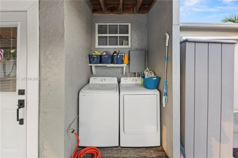 House in Hallandale Beach, Florida 2 bedrooms, 78.41 sq.m. № 2003383 - photo 19