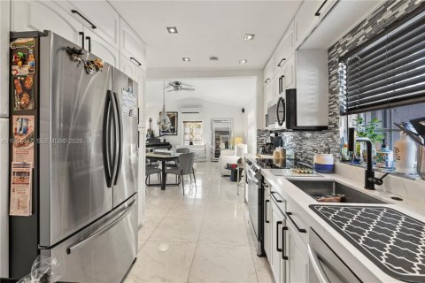 House in Hallandale Beach, Florida 2 bedrooms, 78.41 sq.m. № 2003383 - photo 10