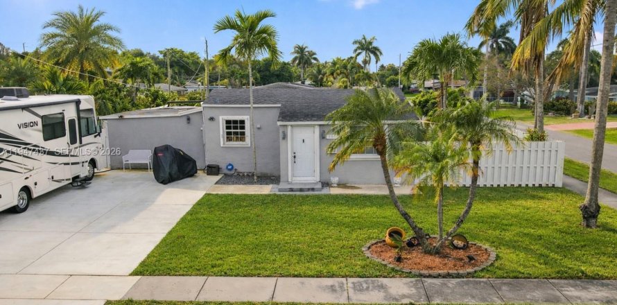House in Hallandale Beach, Florida 2 bedrooms, 78.41 sq.m. № 2003383