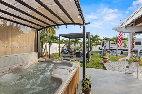 House in Hallandale Beach, Florida 2 bedrooms, 78.41 sq.m. № 2003383 - photo 5
