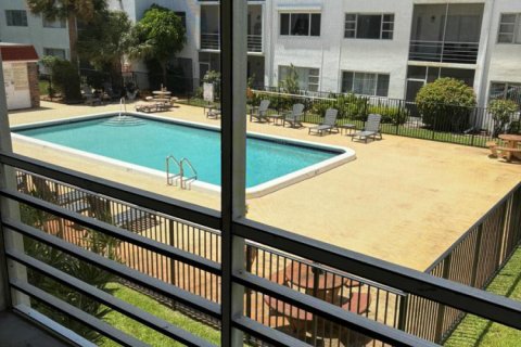 Condo in West Palm Beach, Florida, 1 bedroom № 2177004 - photo 2
