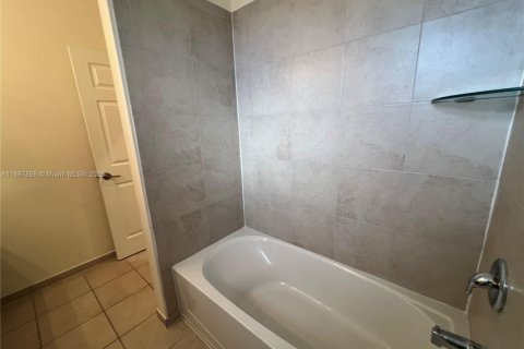 Townhouse in Miami, Florida 3 bedrooms, 169.27 sq.m. № 1942216 - photo 30
