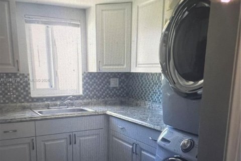 Apartment in Sunrise, Florida 2 bedrooms, 89.74 sq.m. № 2002648 - photo 4