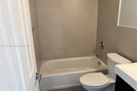 Condo in Hialeah, Florida, 2 bedrooms № 1969321 - photo 12