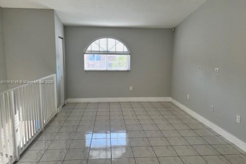 Condo in Hialeah, Florida, 2 bedrooms № 1969321 - photo 8