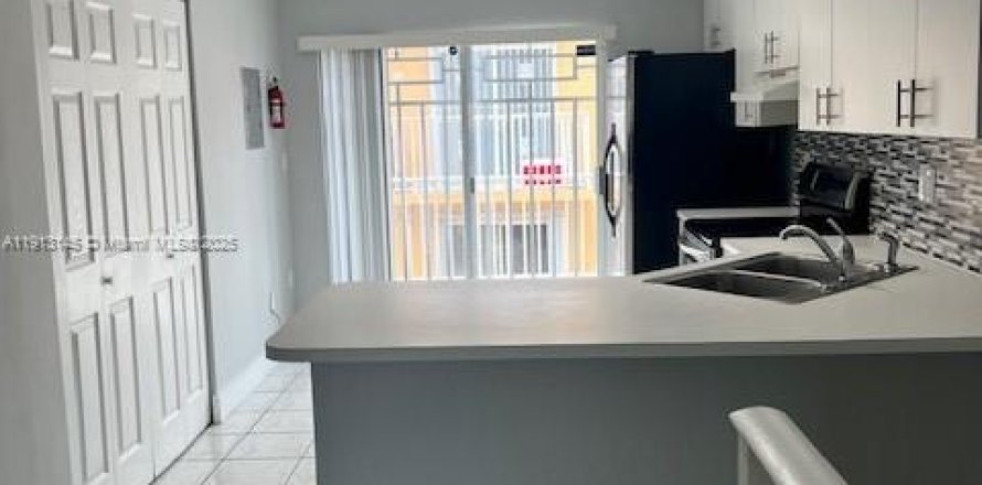 Condo in Hialeah, Florida, 2 bedrooms № 1969321