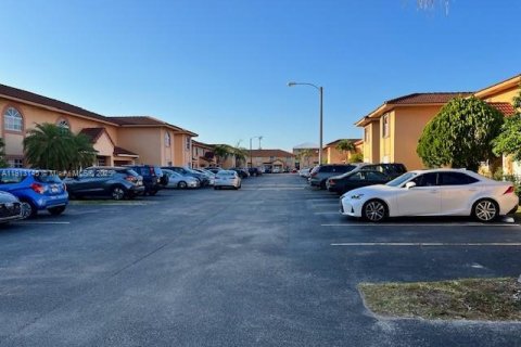 Condo in Hialeah, Florida, 2 bedrooms № 1969321 - photo 5