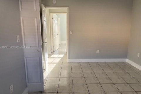 Condo in Hialeah, Florida, 2 bedrooms № 1969321 - photo 9