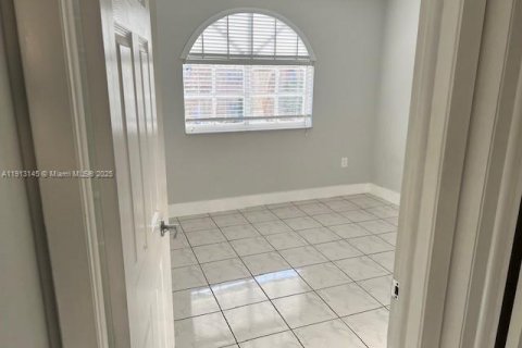 Condo in Hialeah, Florida, 2 bedrooms № 1969321 - photo 11