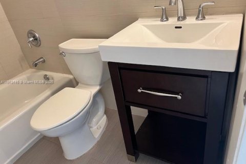 Condo in Hialeah, Florida, 2 bedrooms № 1969321 - photo 13