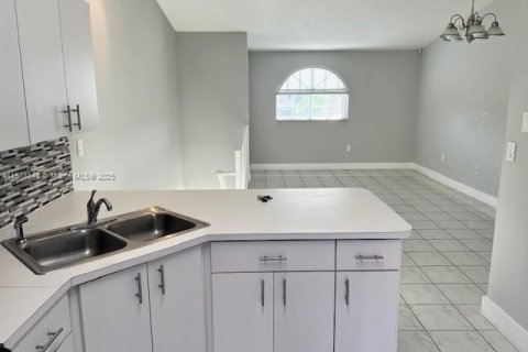 Condo in Hialeah, Florida, 2 bedrooms № 1969321 - photo 2