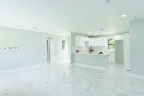 Снять в аренду виллу или дом в Лихай-Эйкерс, Флорида 3 спальни, № 1989422 - фото 2