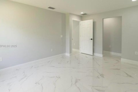 Снять в аренду виллу или дом в Лихай-Эйкерс, Флорида 3 спальни, № 1989422 - фото 11