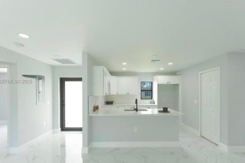 Снять в аренду виллу или дом в Лихай-Эйкерс, Флорида 3 спальни, № 1989422 - фото 4