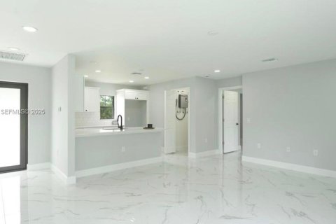 Снять в аренду виллу или дом в Лихай-Эйкерс, Флорида 3 спальни, № 1989422 - фото 3