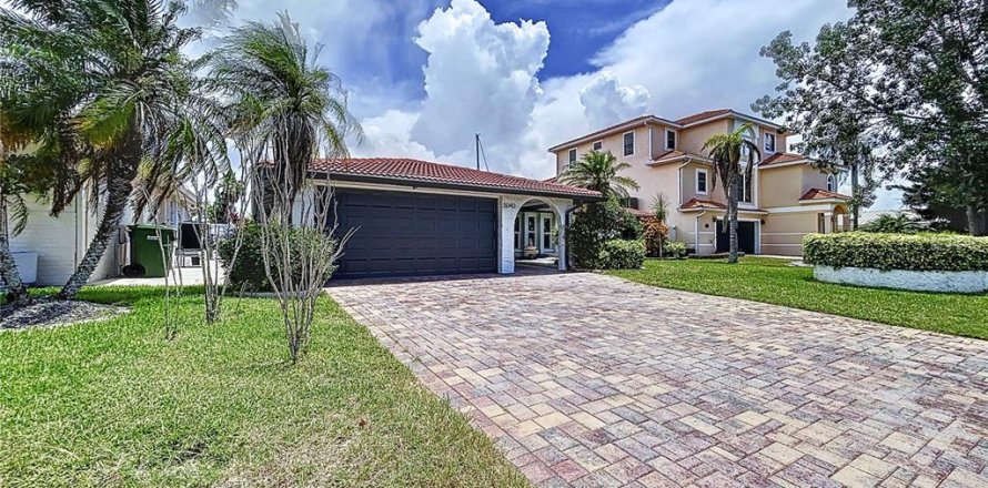 Villa ou maison à New Port Richey, Floride 4 chambres, 223.71 m2 № 1873430