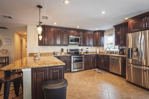 House in Seffner, Florida 4 bedrooms, 177.44 sq.m. № 2114172 - photo 16