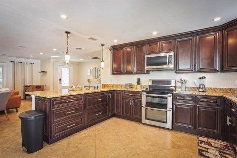 House in Seffner, Florida 4 bedrooms, 177.44 sq.m. № 2114172 - photo 17