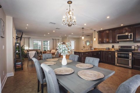 House in Seffner, Florida 4 bedrooms, 177.44 sq.m. № 2114172 - photo 18
