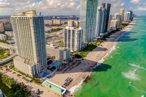 Condo in Sunny Isles Beach, Florida, 1 bedroom  № 1970749 - photo 1