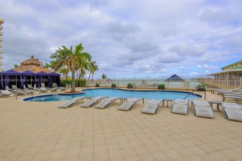 Condo in Sunny Isles Beach, Florida, 1 bedroom  № 1970749 - photo 13