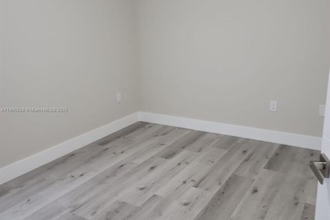 Casa en alquiler en Miami, Florida, 3 dormitorios, 167.22 m2 № 1953439 - foto 5