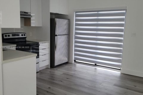 Casa en alquiler en Miami, Florida, 3 dormitorios, 167.22 m2 № 1953439 - foto 3