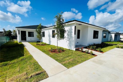 Casa en alquiler en Miami, Florida, 3 dormitorios, 167.22 m2 № 1953439 - foto 1