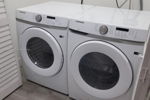 Casa en alquiler en Miami, Florida, 3 dormitorios, 167.22 m2 № 1953439 - foto 9