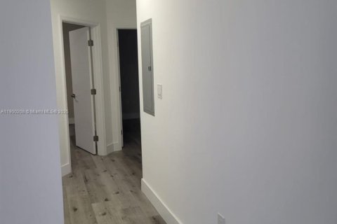 Casa en alquiler en Miami, Florida, 3 dormitorios, 167.22 m2 № 1953439 - foto 8