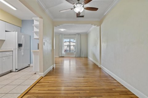 Commercial property in Miami, Florida 176.42 sq.m. № 2054074 - photo 9