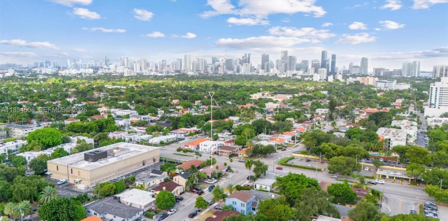Commercial property in Miami, Florida 176.42 sq.m. № 2054074