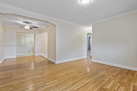 Commercial property in Miami, Florida 176.42 sq.m. № 2054074 - photo 3