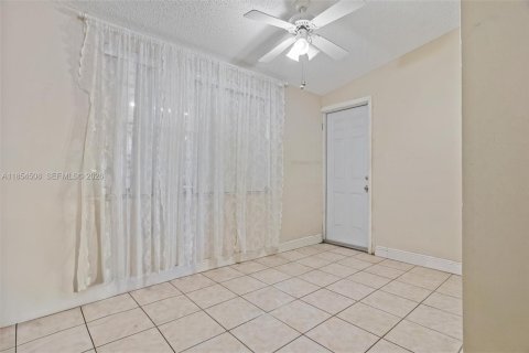 Commercial property in Miami, Florida 176.42 sq.m. № 2054074 - photo 10