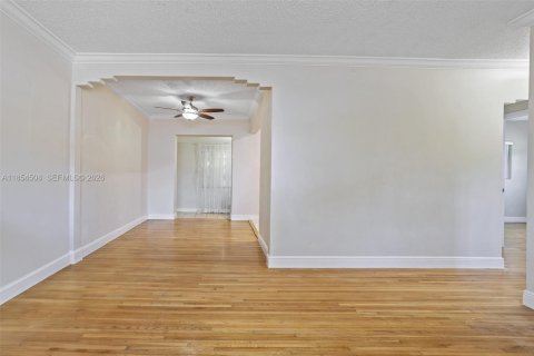 Commercial property in Miami, Florida 176.42 sq.m. № 2054074 - photo 4