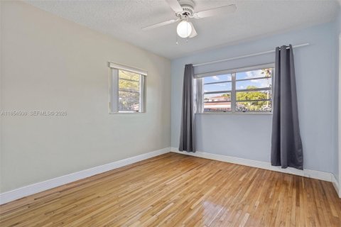 Commercial property in Miami, Florida 176.42 sq.m. № 2054074 - photo 13