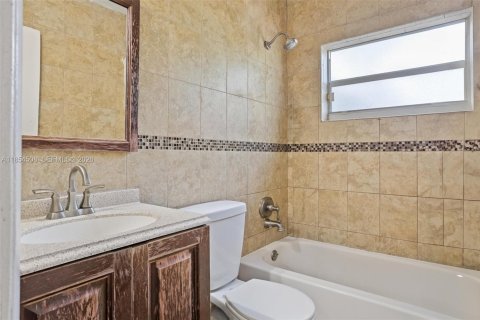 Commercial property in Miami, Florida 176.42 sq.m. № 2054074 - photo 15