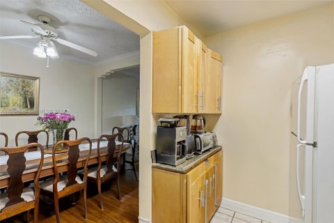 Commercial property in Miami, Florida 176.42 sq.m. № 2054074 - photo 22