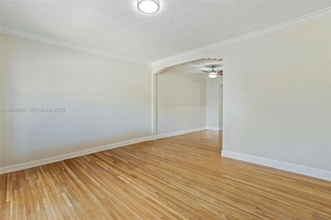 Commercial property in Miami, Florida 176.42 sq.m. № 2054074 - photo 8