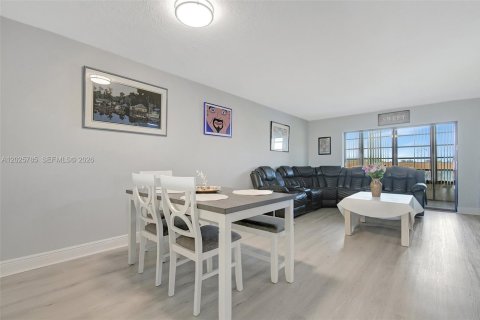 Condo in Sunrise, Florida, 2 bedrooms № 2186084 - photo 2