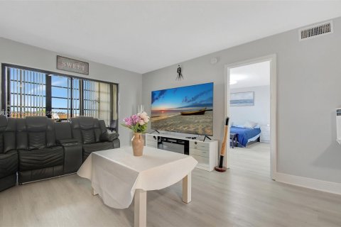 Condo in Sunrise, Florida, 2 bedrooms № 2186084 - photo 7