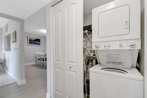 Condo in Sunrise, Florida, 2 bedrooms № 2186084 - photo 19