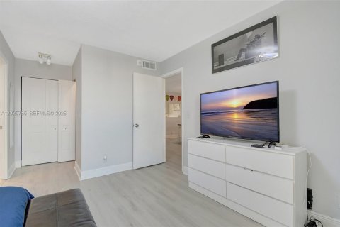 Condo in Sunrise, Florida, 2 bedrooms № 2186084 - photo 15