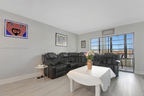 Condo in Sunrise, Florida, 2 bedrooms № 2186084 - photo 6