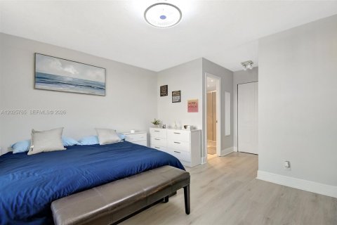 Condo in Sunrise, Florida, 2 bedrooms № 2186084 - photo 16