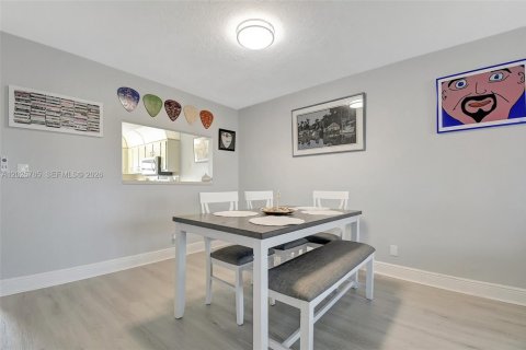 Condo in Sunrise, Florida, 2 bedrooms № 2186084 - photo 8