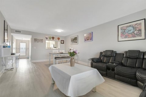 Condo in Sunrise, Florida, 2 bedrooms № 2186084 - photo 3